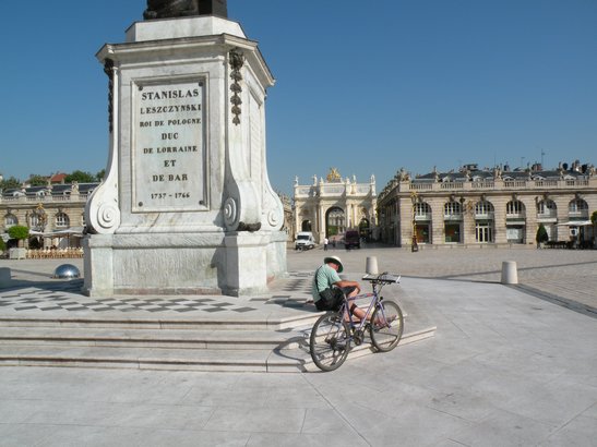  cycliste sur la place Stan